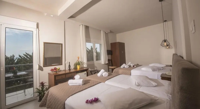 Четырёхместный номер Standard с балконом Filoxenia Hotel