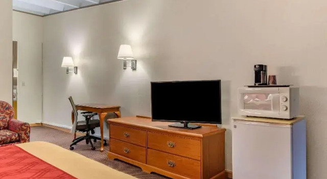 Номер Standard с балконом Perry Inn & Suites National Fairground I 75