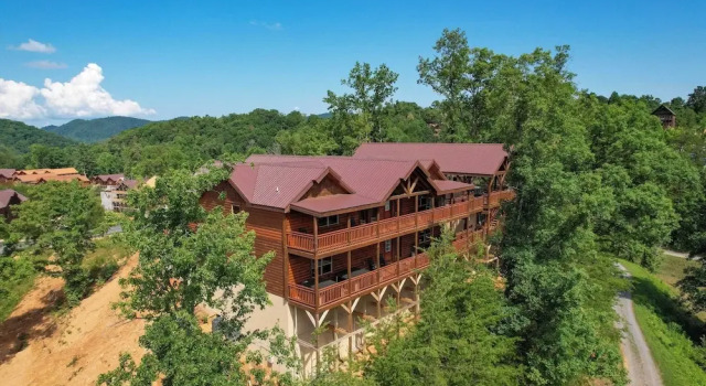 Коттедж с балконом Wilder by Avantstay Group Retreat Pool + Hot Tub + Views Near Pigeon Forge Sleeps 24