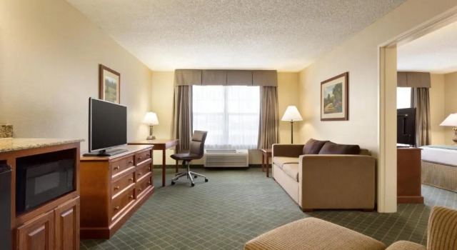 Четырёхместный люкс c 1 комнатой Country Inn & Suites by Radisson, Boise West - Meridian