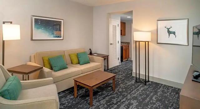 Четырёхместный люкс Executive Delta Hotels by Marriott Huntington Mall