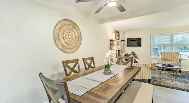 Blakeslee Home with Private Hot Tub, 5 Mi to Skiing, Prenota Casa vacanze Hotel a Monroe County con parcheggio, Parcheggio