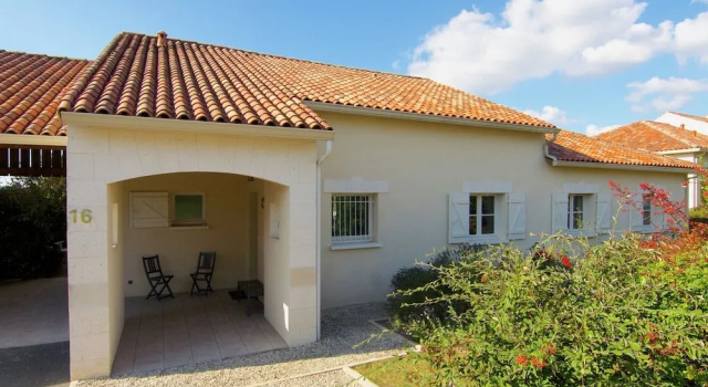 Luxury Villa With Heated Pool Overlooking a Challenging 18-hole Golf Course, Book Villa Hoteller i Rouzede med pool, Swimmingpool
