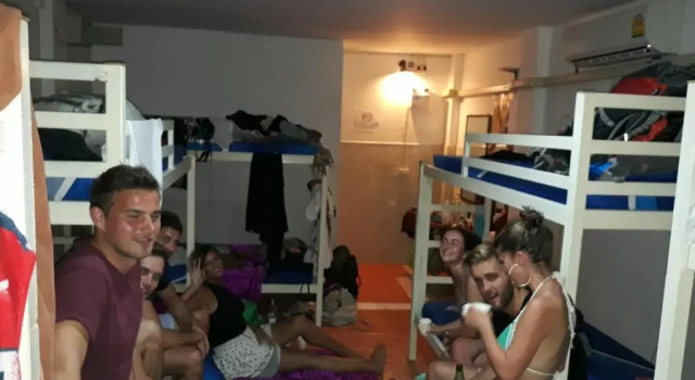 Кровать в общем номере Hangover Hostel