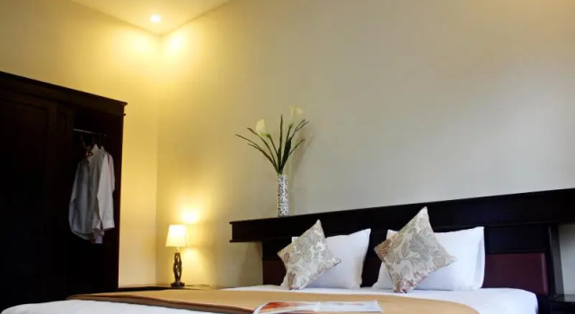 Кровать в общем номере Nakula Stay Kuta