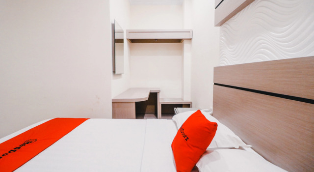 Reddoorz Plus near Makassar Town Square