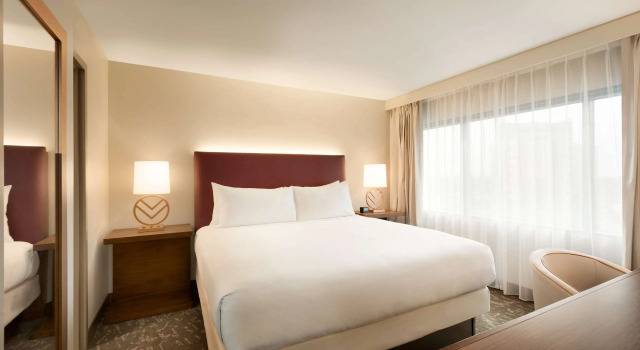 Embassy Suites by Hilton Phoenix Downtown North, Забронировать Отель Отели Финикс 3 звезды, рядом с Больница и медицинский центр Святого Иосифа, 3*
