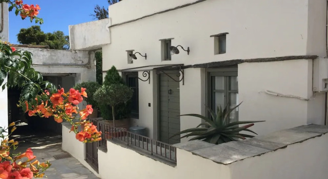 Tinos E Houses