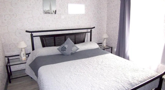 House With 2 Bedrooms in Lapeyrouse, With Wonderful Lake View, Enclose, Prenota Casa vacanze Hotel a Alvernia con parcheggio, Parcheggio