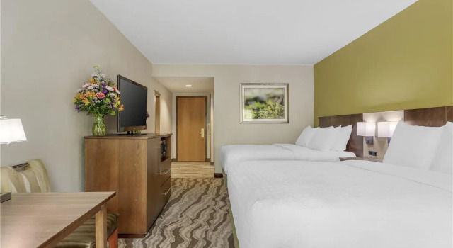Четырёхместный номер Standard с балконом и с видом на реку Best Western Plus River Escape Sylva / Dillsboro