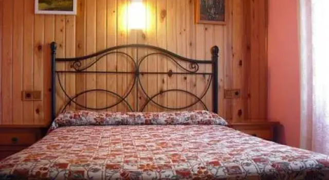Hostal Pirineos, Varaa Hotelli Sarvise Sobrarbe