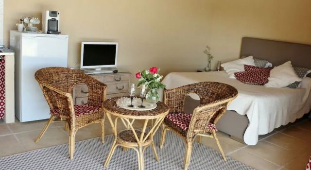 Bright Studio in Tarascon, Provence, With Pool Access, Furnished Garde, Prenota Appartamento Tarascona ViaRhona