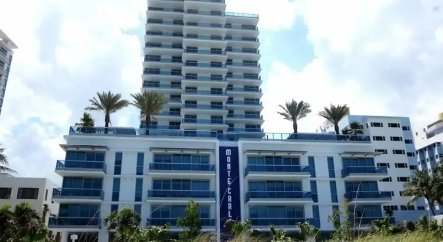 Domio Miami Beach Corner 1 BR Ocean View + Balcony, Varaa Hotelli Hotellit Miami Beach uima-altaalla, Uima-allas