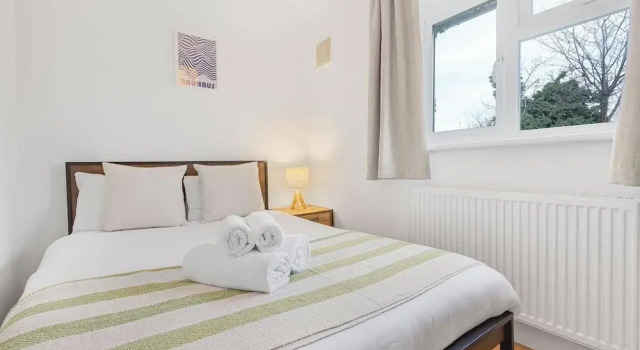 Spacious 3-bed House With car Park Near Heathrow, 예약 휴가용 주택 London Heathrow Airport 그레이터 런던