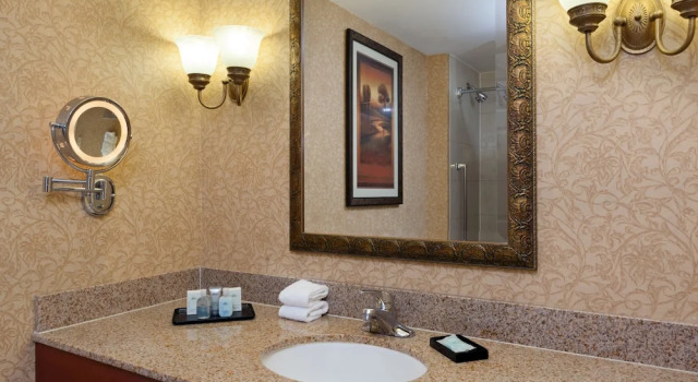Люкс Virginia Crossings Hotel, Tapestry Collection by Hilton