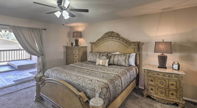 Коттедж с 4 комнатами с балконом Amenity-packed Home w/ Hot Tub & River Views!