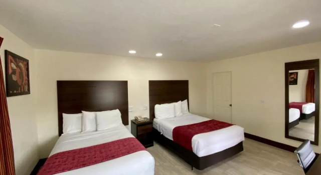 Четырёхместный номер Standard Roswell Inn