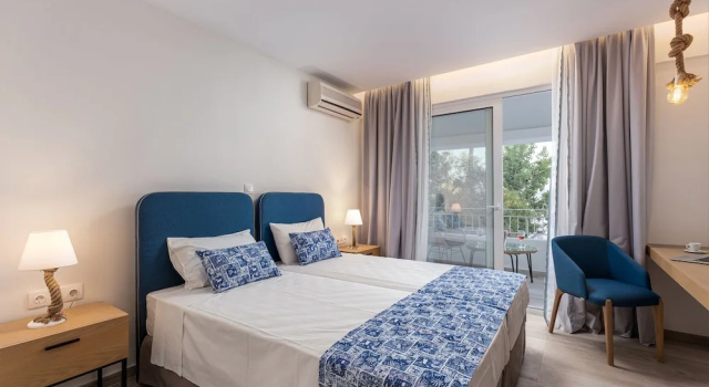 Номер Deluxe c 1 комнатой с балконом и с видом на море Sirocco Hotel
