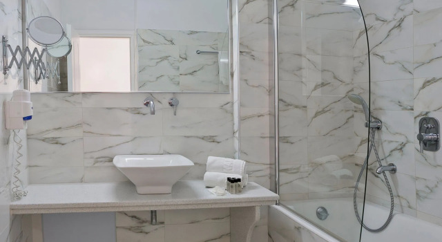Трёхместный номер Superior Kamari Hotel