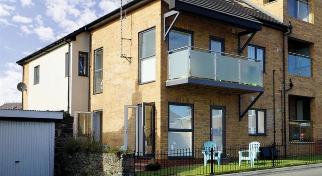 Modern Apartment in Deganwy With Parking