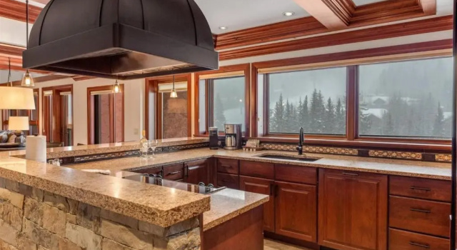 Номер Standard Exclusive 4 Bedroom Ski In, Ski Out Vacation Rental With Hot Tubs And Heated Outdoor Pool In Lionshead Village