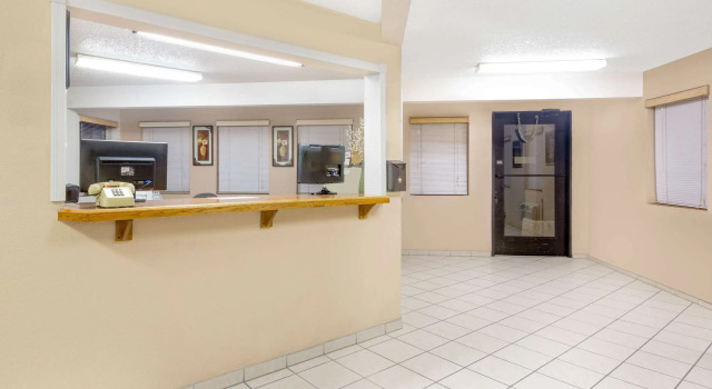 Super 8 by Wyndham Lake Havasu City, Забронировать Мини-отель Отели Лейк-Хавасу-Сити с завтраком, рядом с Пляж Виндзор, Завтраки