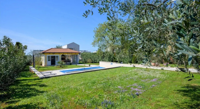 Апартаменты Bright Apartment With Communal Pool