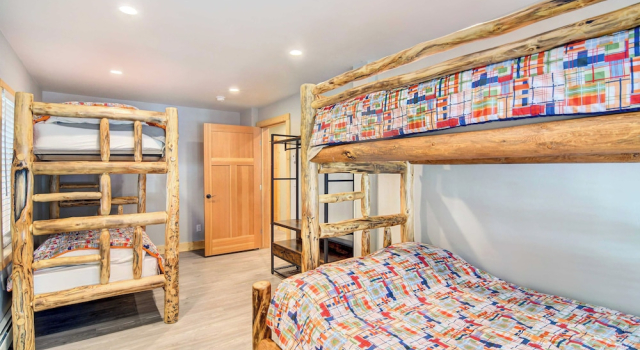 Hot Tub & Mtn Views: Waterfront Grand Lake Cabin, Забронировать Отель Гранд-Лейк Rocky Mountain National Park