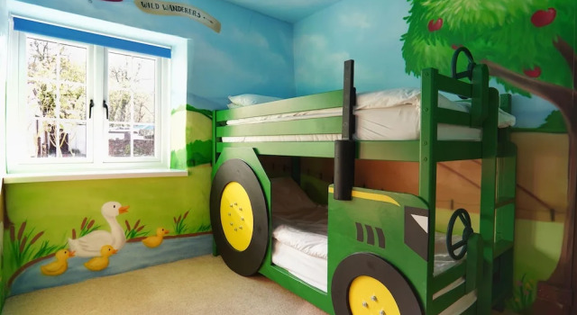 Коттедж Kids Fun Farm Themed Bedroom in Cosy Cob Cottage