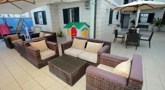 Beach Apartments Montesan, Забронировать Апартаменты/квартира Отели Свети-Стефан с парковкой, рядом с Пляж Црвена Главица, Парковка