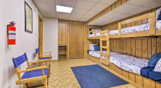 Boat Dock! Lakefront Group Getaway in Eldon, Забронировать Дом для отпуска Озеро Озаркс Lake of the Ozarks