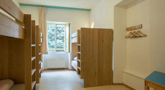 Кровать в общем номере Montreux Youth Hostel
