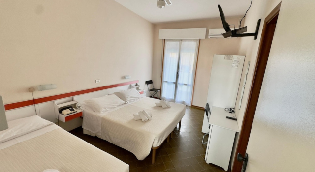 Трёхместный номер Standard с балконом Hotel B&B Avana