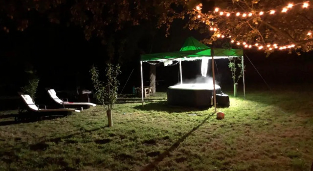Коттедж The Wing & gardens with FREE hot tub & hard tennis court at Brook Hall nr York & Leeds