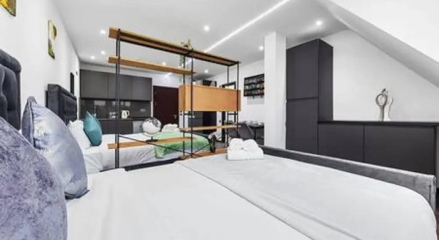 Modern Spacious Suite Sleeps 4 in Central London, Varaa Huoneisto Asunnot kohteessa Merseyside, Huoneisto