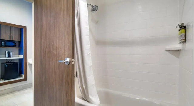 Двухместный люкс Holiday Inn Express & Suites - Denton South by IHG