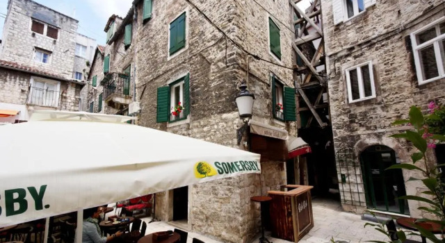 Apartments Centre In Stone House, Prenota Appartamento Splitska 