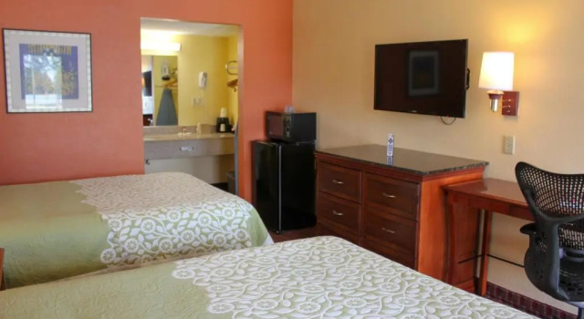 Четырёхместный номер Standard Rose Garden Inn & Suites Thomasville