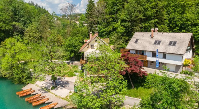 Апартаменты с 3 комнатами с балконом и с видом на озеро Lake Bled Apartments