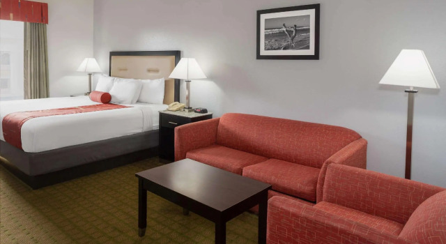 Двухместный люкс Days Inn & Suites by Wyndham Lakeland