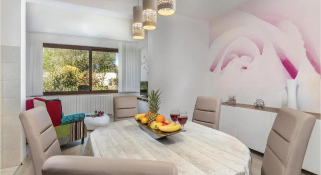 2 Bedroom Lovely Apartment in Rovinj, Забронировать Апартаменты/квартира Апартаменты Ровинь, рядом с Church of Saint Benedict Rovinj, Апартаменты/квартира