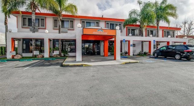 Howard Johnson Inn & Suites Reseda, Забронировать Отель Резеда San Fernando Valley