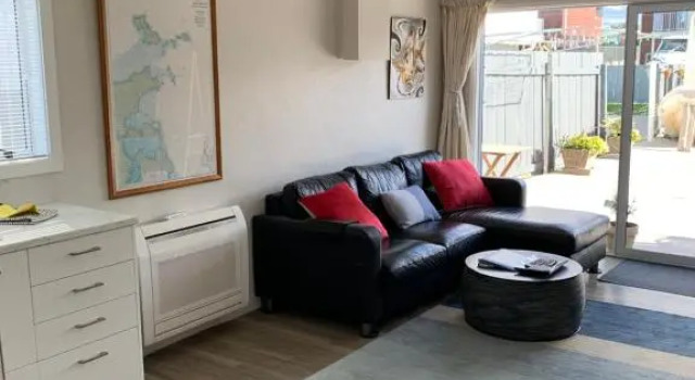 Beside the sea, park up and relax - Just 20 steps to the beach - Wi-Fi & Linen, Rezerwuj Apartament Hotele w Auckland Region z parkingiem, Parking