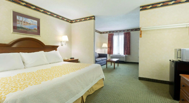 Двухместный люкс Days Inn by Wyndham Clinton