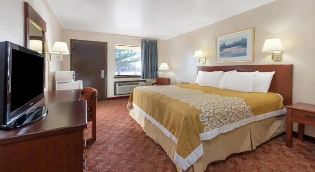 Номер Standard Days Inn by Wyndham Russell