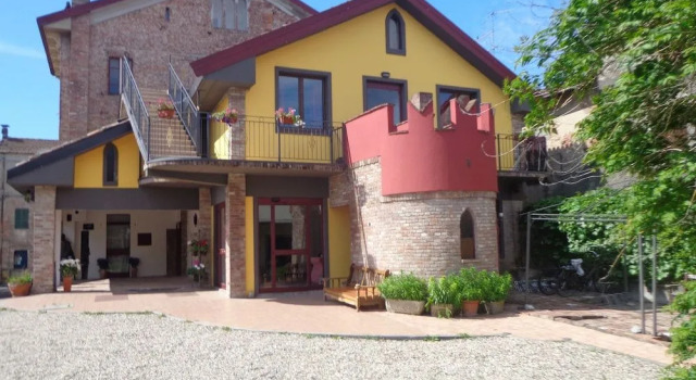 Ostello Le Tre Corone, Rezervați Hostel Hoteluri în Calendasco cu parcare, Parcare