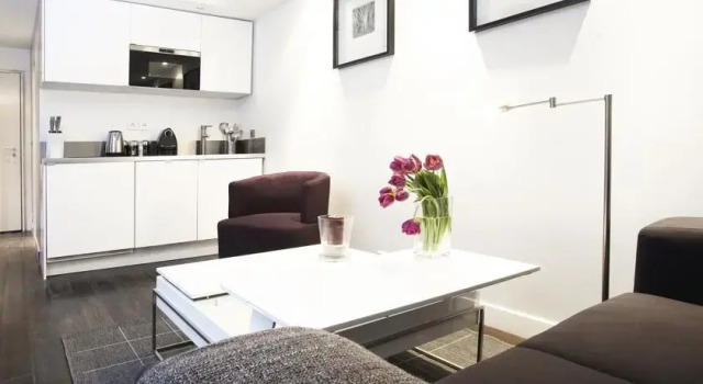 Luxury OneBedroom in Le Marais, Забронировать Отель 3-й округ: Маре Париж, рядом с Станция метро Rambuteau