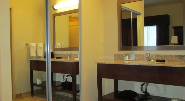 Четырёхместная студия Hampton Inn & Suites Minot