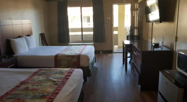 Четырёхместный номер Standard Travelodge by Wyndham Costa Mesa Newport Beach Hacienda
