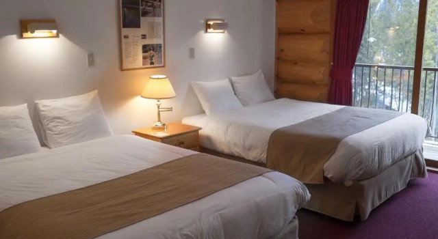 Номер Deluxe Northern Rockies Lodge